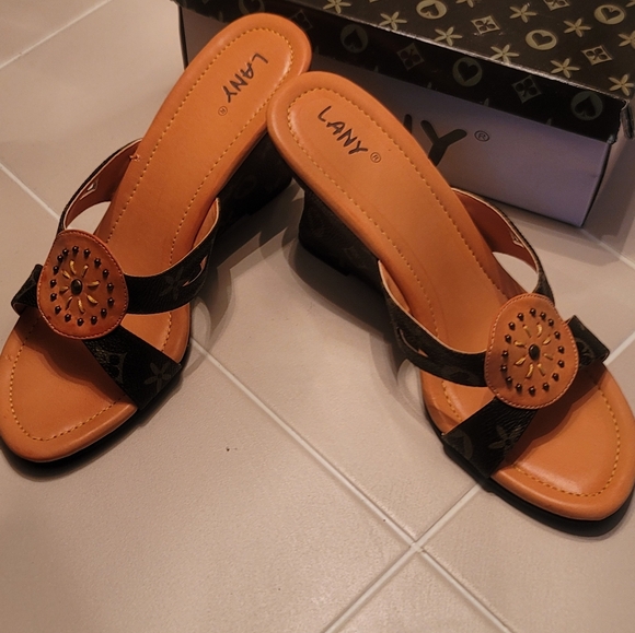 LV Imitation Sandal/Wedge - Picture 4 of 4